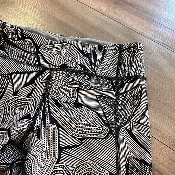 Lululemon Black Athletic Pattern Leggings Women 8 - Picture 2 of 5